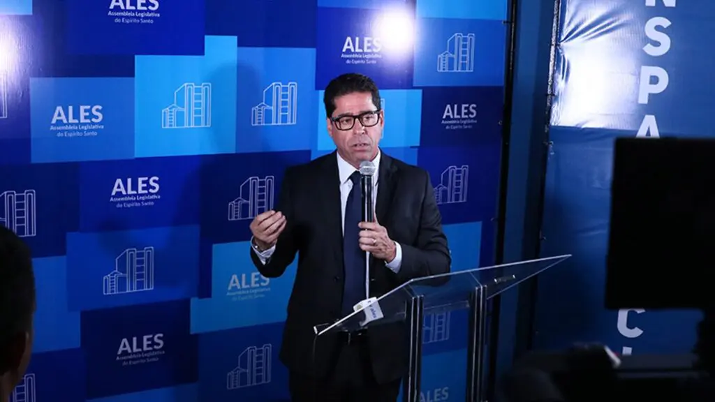 Presidente reeleito da ALES comenta planos e ações para o próximo biênio Marcelo Santos conversando com jornalistas durante coletiva de imprensa após ser reeleito presidente da Assembleia Legislativa do Espírito Santo