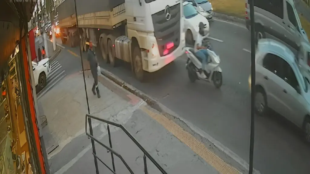 Vídeo: condutor de moto escapa da morte após ser atropelado por carreta bitrem na Serra
