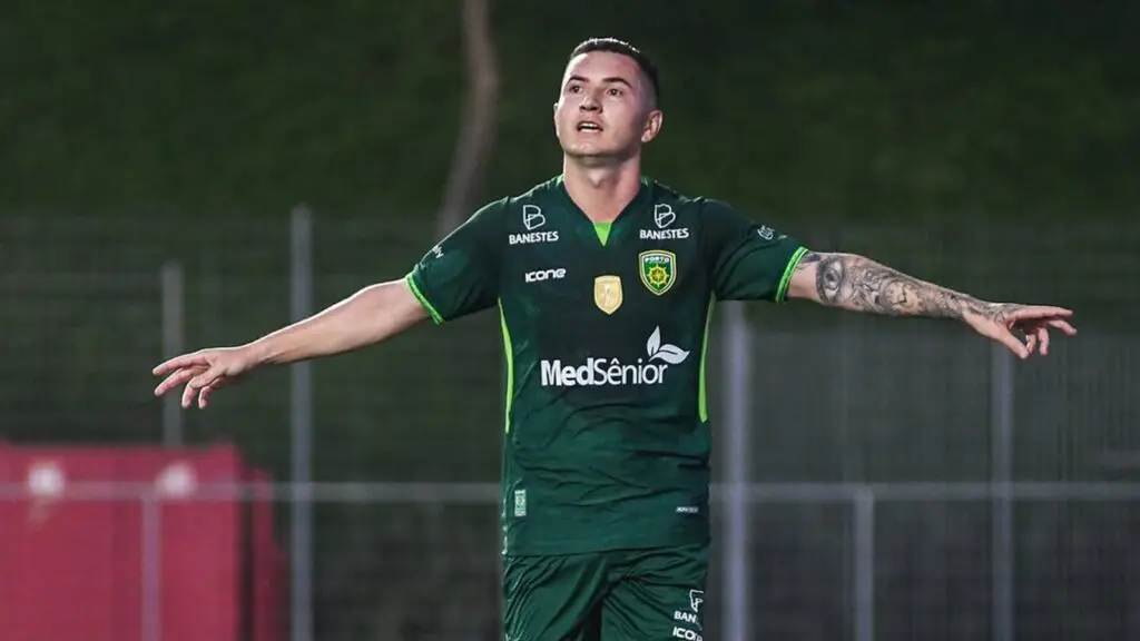 Luucas Xavier marca pelo Porto Vitória