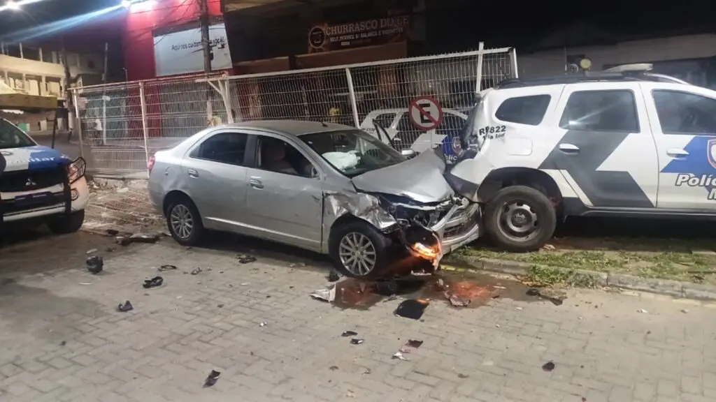 Motorista embriagado invade sede de companhia da PM e colide com viaturas na Serra Viaturas danificadas no estacionamento da 14ª Companhia Independente da PM, em Feu Rosa, Serra-ES