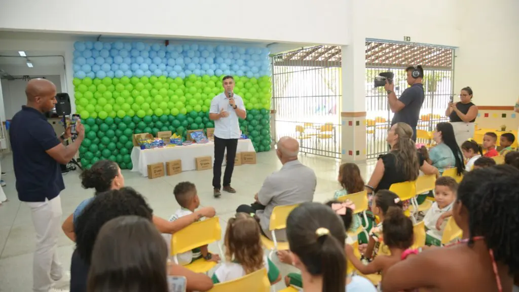 Prefeito Weverson Meireles (PDT) participando de entrega dos uniformes no CMEI Sandra da Silva Azevedo, no bairro Serra Dourada I.