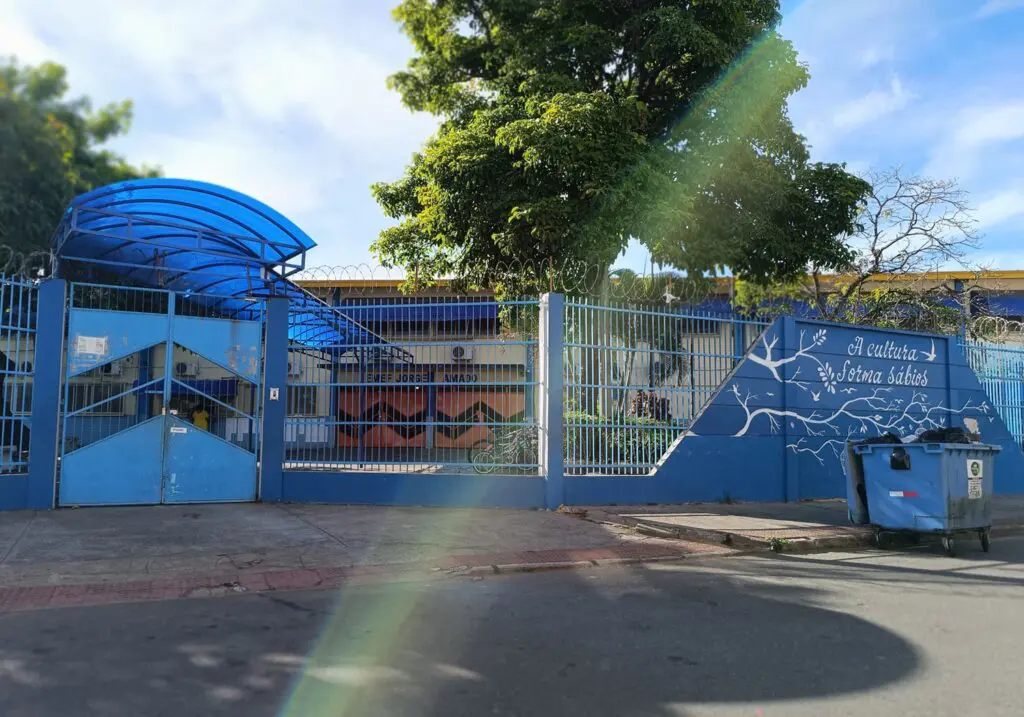 Portão de entrada do EMEF Jorge Amado em Nova Carapina II - (Foto: John Thomsen/Serra Noticiário)