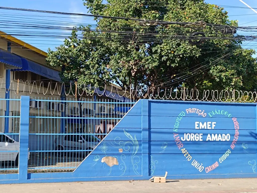 Pais de alunos da EMEF Jorge Amado reclamam de mudanças nos horários sem aviso prévio