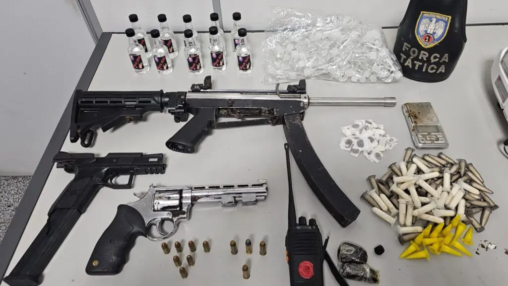 Menor é apreendido com diversas armas e drogas durante ação da Força Tática na Serra Armas, munições e drogas apreendidas pela Força Tática durante operação em Jardim Carapina, na Serra