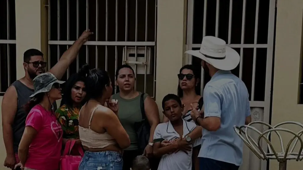 Pais e alunos conversando com o deputado estadual Pablo Muribeca, no bairro Balneário de Carapebus, na Serra.