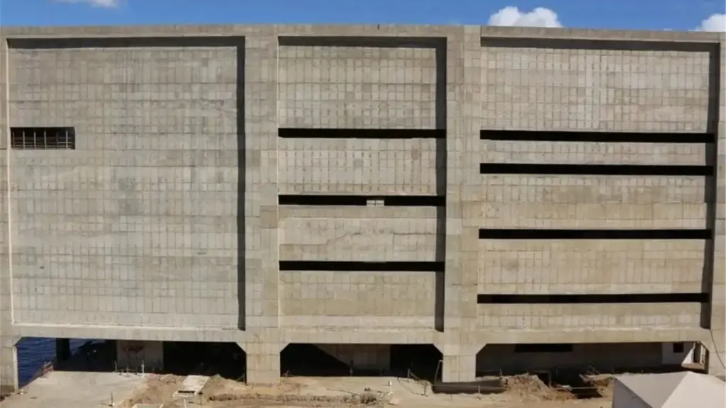Fechada da obra do Cais das Artes na região de Enseado do Suá, em Vitória-ES (Foto:
