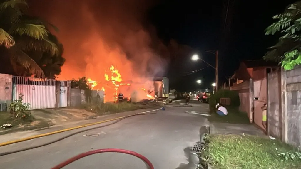Incêndio destrói galpão de eletrodomésticos em Jacaraípe e causa prejuízo milionário Bombeiros combatem incêndio em galpão da eletrodomésticos, em Jacaraípe, na Serra
