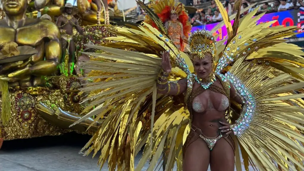 Empresária da Serra e musa da Boa Vista Aline Bianca morre após desfile no Sambão do Povo Aline Bianca, musa da escola de samba Boa Vista, desfilando no Sambão do Povo em Vitória.