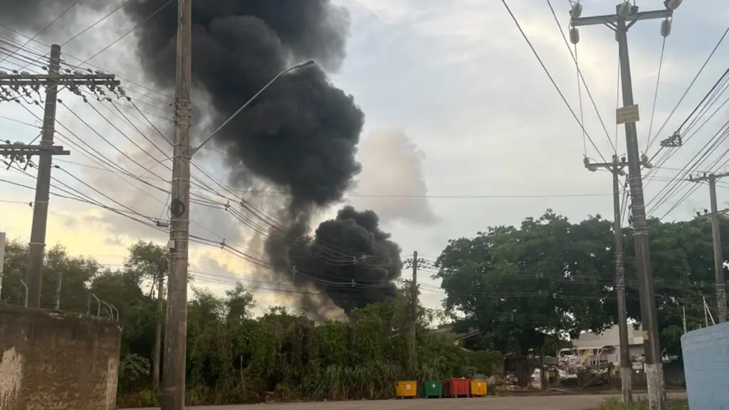 Vídeo: incêndio em empresa provoca coluna de fumaça negra na Serra