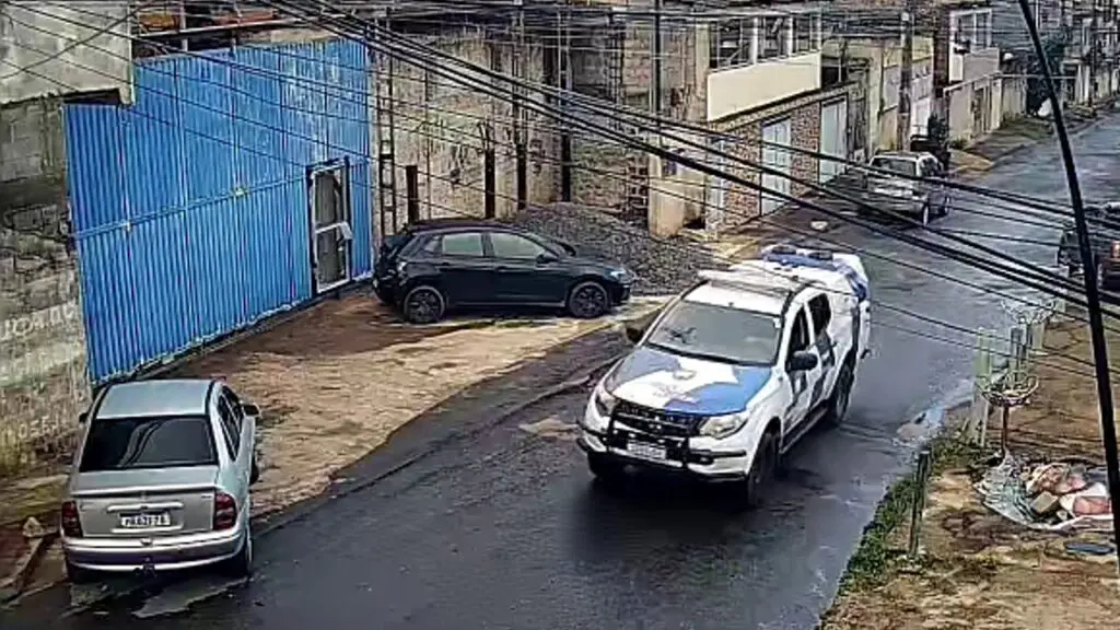 Vídeo: tiroteio frenético entre PM e traficantes assusta moradores de bairro na Serra Vídeo: Câmeras de segurança registram tiroteio alucinante entre traficantes e policiais militares na Serra