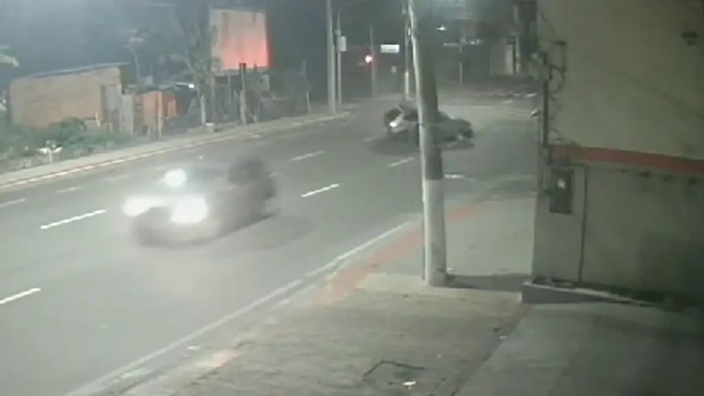 Vídeo: Motorista perde o controle, roda na pista e destrói portão de depósito na Serra