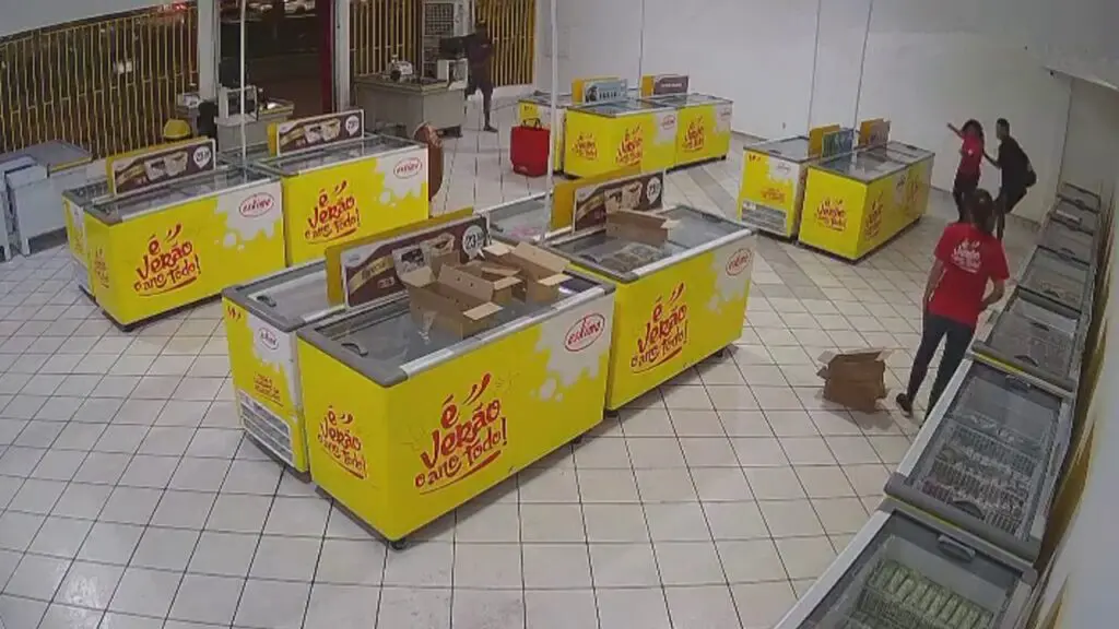 Vídeo: dupla é flagrada aterrorizando funcionárias durante assalto a sorveteria na Serra Funcionárias de sorveteria passam por momento de terror nas mãos de assaltantes na Serra
