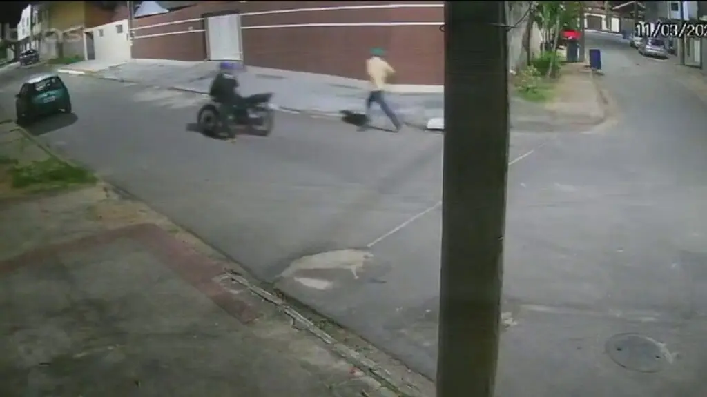 Vídeo: câmera de segurança flagra dupla furtando moto durante a madrugada na Serra Vídeo: Moto é furtada durante madrugada na Serra