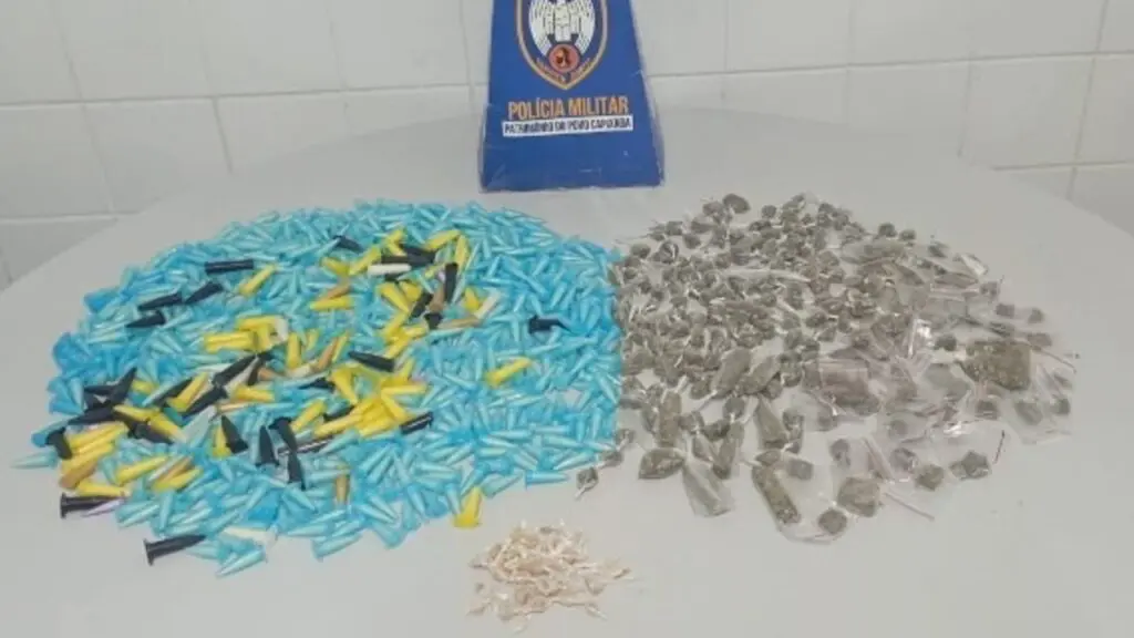 Polícia Militar arrocha traficantes e apreende grande quantidade de drogas na Serra Polícia Militar apreende grande quantidade de drogas durante patrulhamento em bairro da Serra