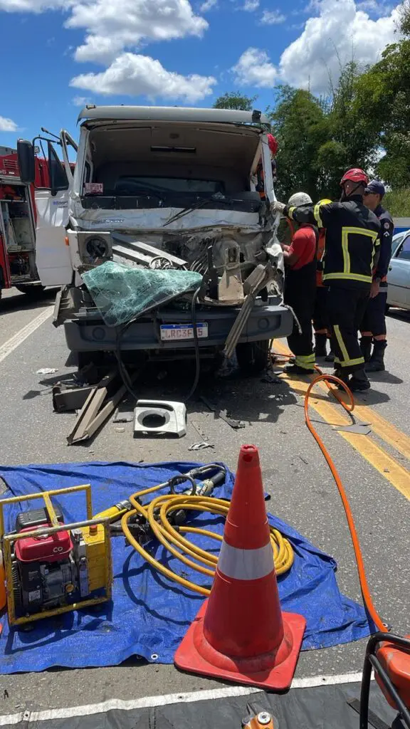 Batida entre caminhões deixa uma vítima fatal na BR-101, na Serra