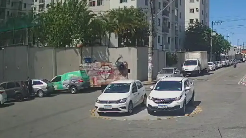 Vídeo: câmera registra suspeito furtando carro em menos de 10 segundos na Serra Vídeo: Sujeito furta veículo em plena luz do dia na Serra.