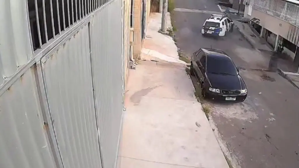 Vídeo: tampa de bueiro solta faz viatura da PM perder o controle e colidir contra casa na Serra Viatura da Polícia Militar colide com garagem de residência após passar por bueiro solto na Serra