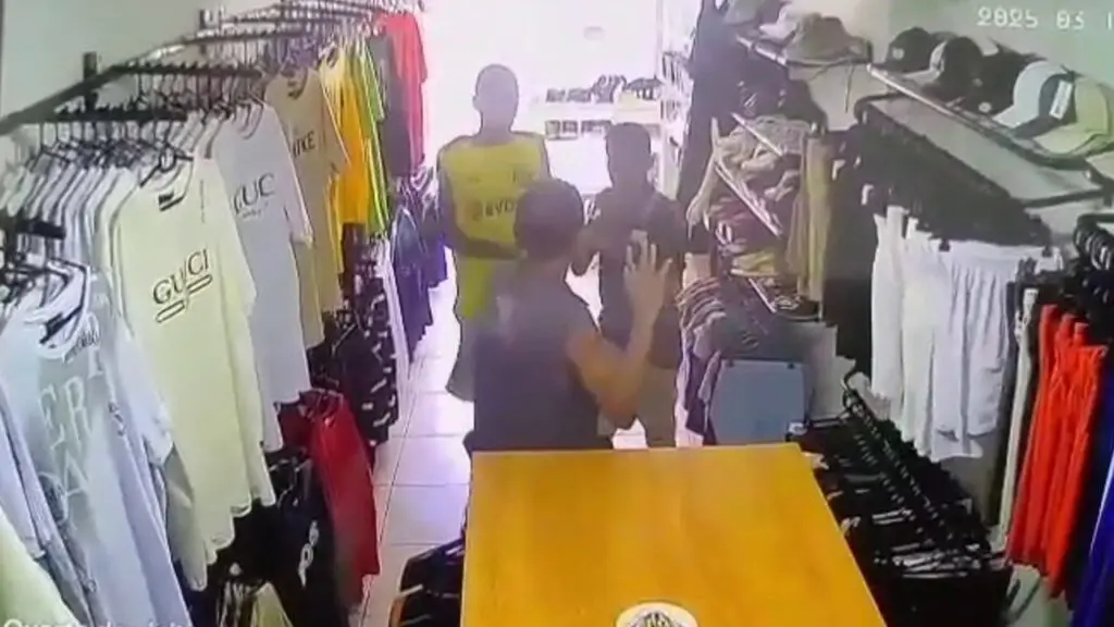 Vídeo: assaltantes armados invadem loja de roupas masculinas e fazem a limpa em Jacaraípe Câmera de segurança flagra dois indivíduos armados assaltando uma loja de moda masculina na Serra