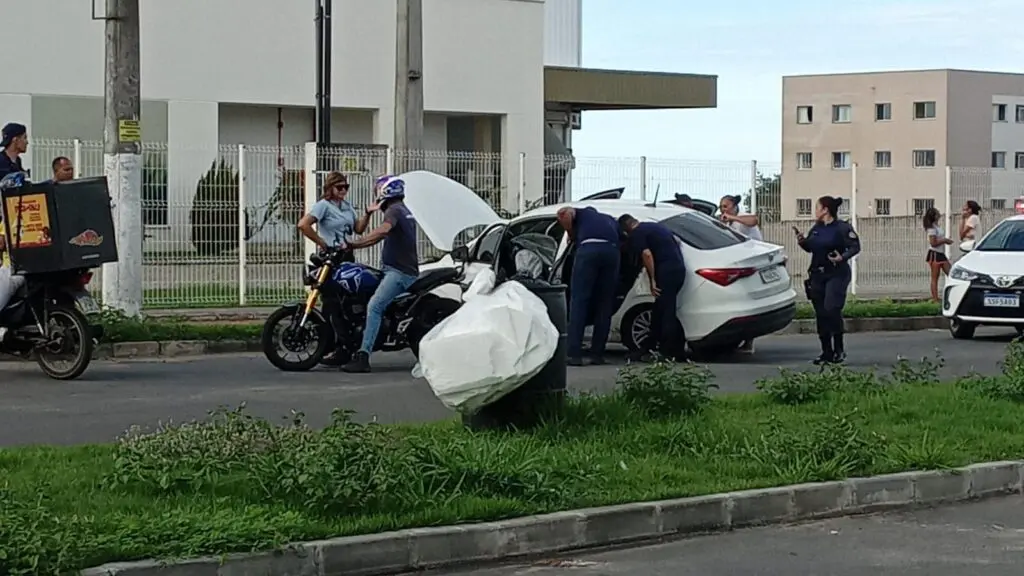 Assaltantes armados atiram em motorista de aplicativo durante tentativa de roubo na Serra Motorista de aplicativo reage a assalto e é baleado na Serra
