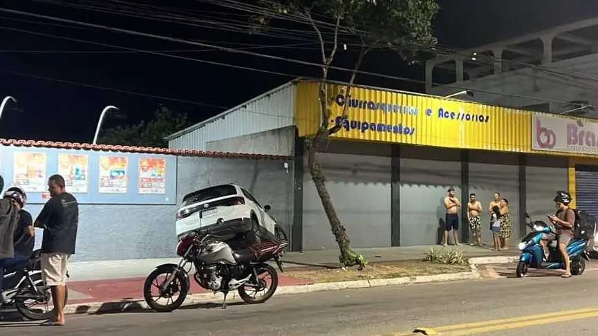 Suspeitos abandonam carro roubado após sofrerem acidente na Serra
