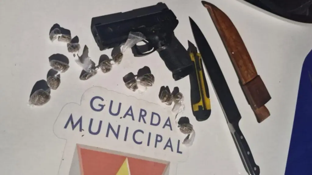 Guarda de Vitória detém assaltantes após roubo de carro de motorista de aplicativo na Serra GCM de Vitória prende três suspeitos após roubo de carro na Serra