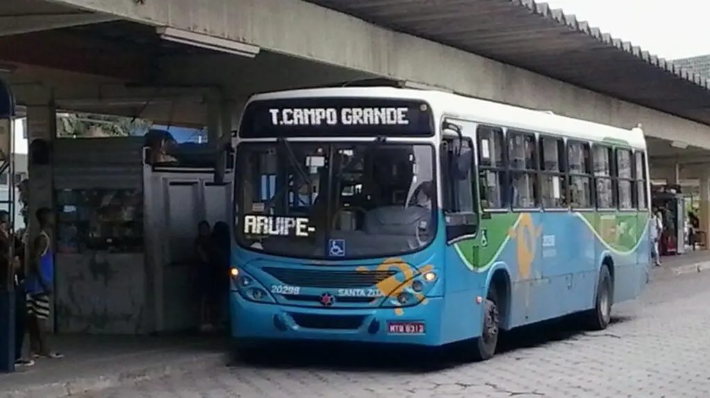 Onibus Transcol estacionado dentro do Terminal de Carapina, na Serra.