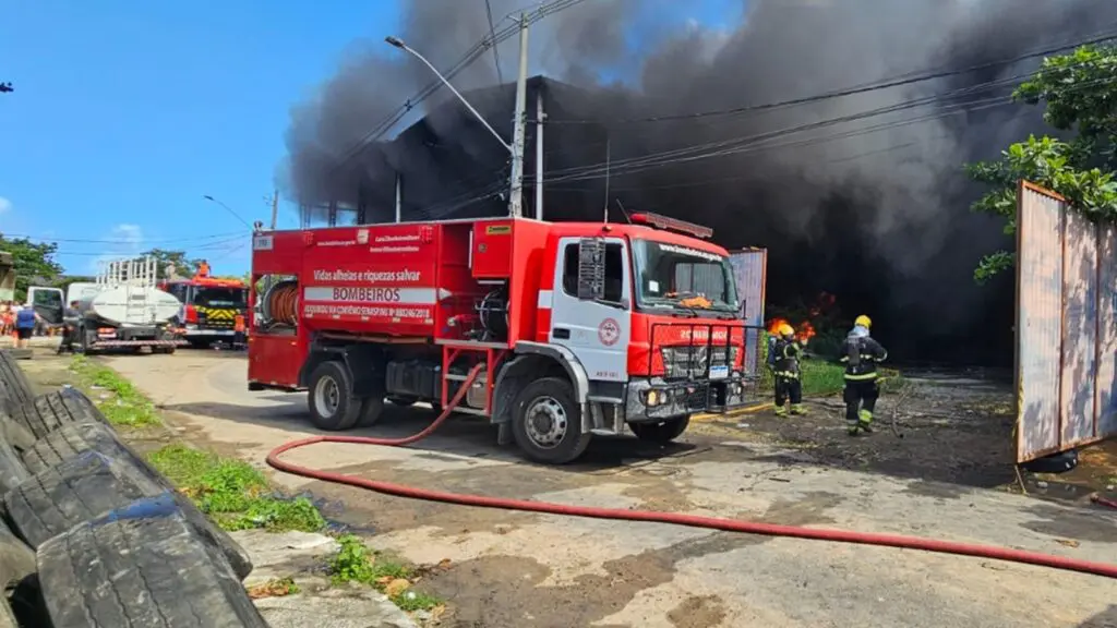 Vídeo: galpão de empresa de pneus é destruído por incêndio e cães são resgatados na Serra Equipes do Corpo de Bombeiro trabalhando no combate ao incêndio em empresa no bairro Jardim Limoeiro, na Serra.
