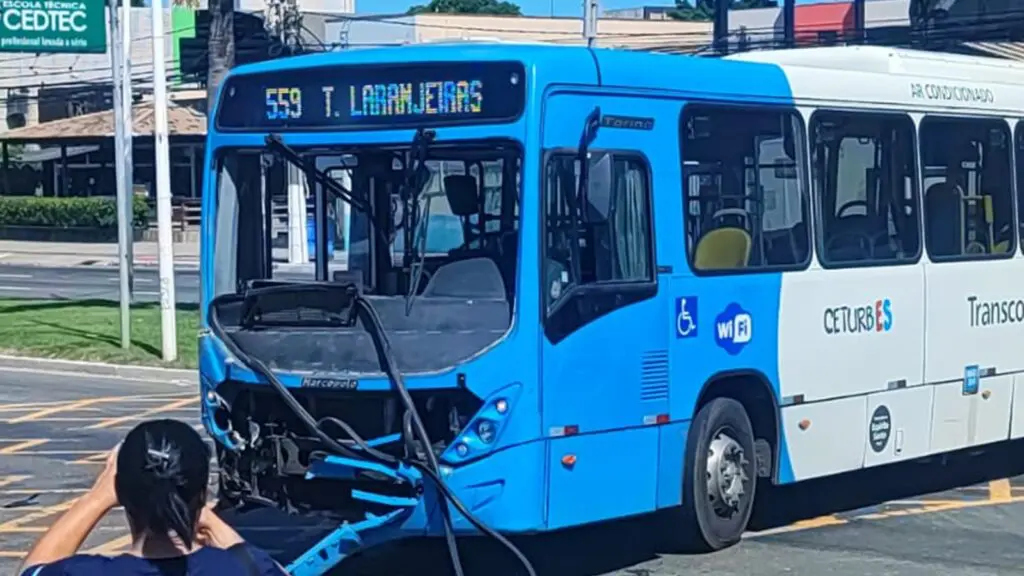 Acidente entre ônibus e carreta derruba poste próximo ao Terminal de Laranjeiras Ônibus tem a frente destruída após colisão com carreta em cruzamento próximo ao Terminal de Laranjeiras, na Serra.