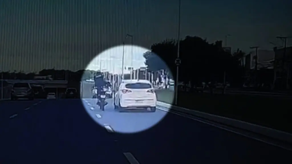 motoqueiro quebra retrovisor de carro após discussão no trânsito na Serra