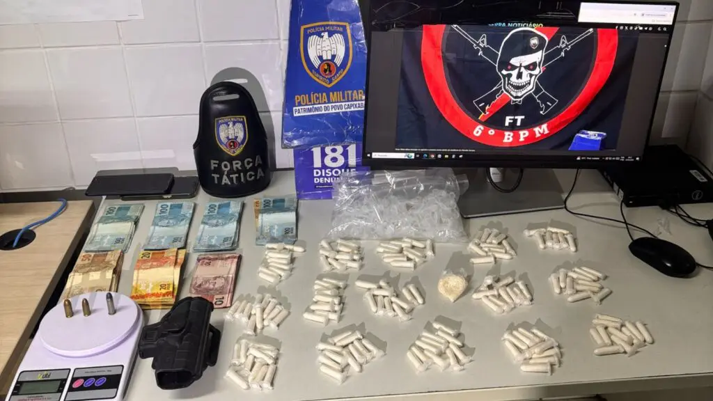 Aluna soldado da PM é detida em apartamento recheado de flagrantes na Serra Material apreendido pela Polícia Militar, incluindo cocaína, munições e dinheiro.