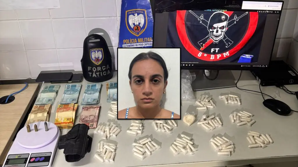 Aluna soldado presa com drogas na Serra pode ser expulsa da PM Material apreendido pela Polícia Militar, incluindo cocaína, munições e dinheiro.