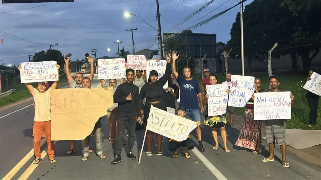 Vídeo: moradores da Serra protestam por asfalto e melhorias em bairro de Nova Almeida
