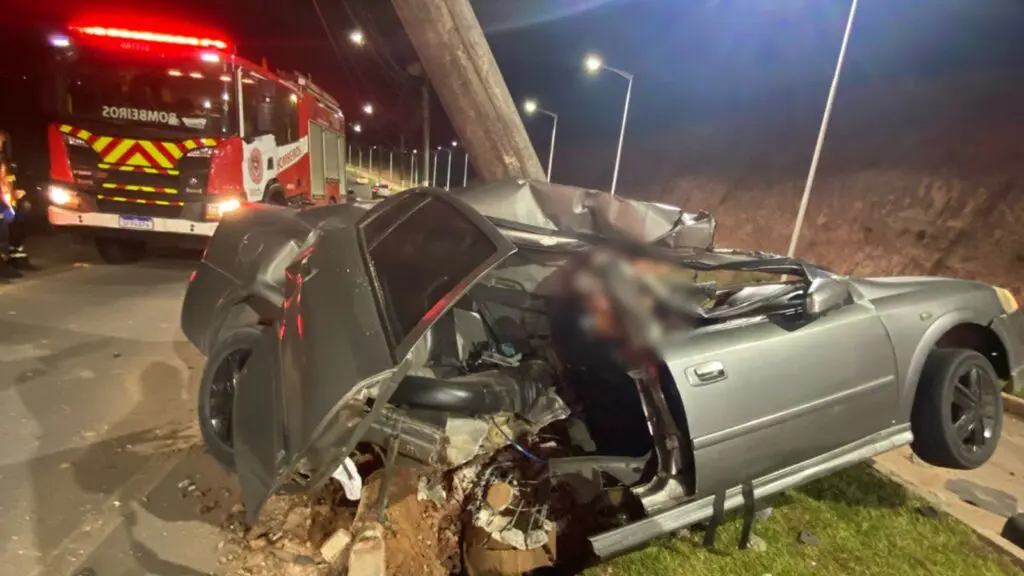 Motorista morre e passageira fica ferida em grave acidente na Serra Veículo destruído após colisão com poste na rodovia Serra-Jacaraípe.