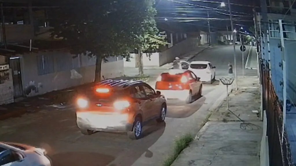 Vídeo: assaltantes armados rendem vítimas e tomam carro em via movimentada de Jacaraípe