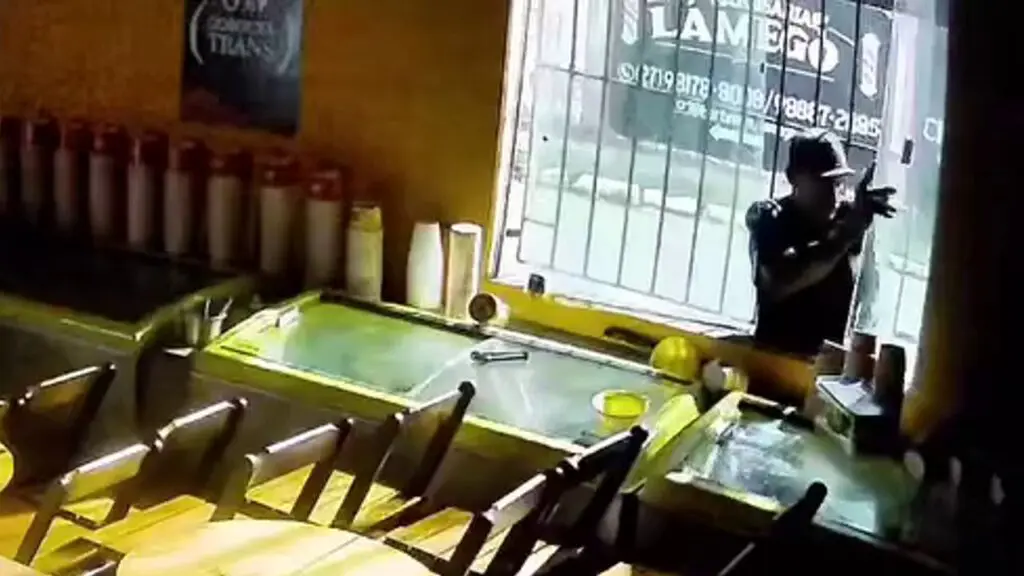 Vídeo: Câmera de segurança registra ação de criminosos durante invasão a sorveteria em Jacaraípe