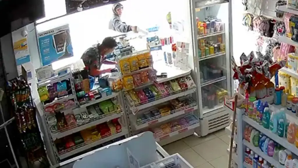 Vídeo: câmera de segurança flagra dupla fazendo a limpa em farmácia na Serra Suspeitos são presos em flagrante após furto a farmácia na Serra.