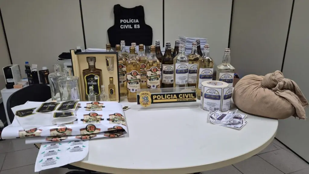 Polícia Civil interdita fábricas clandestinas e apreende mais de 4 mil litros de cachaça na Serra Polícia Civil interdita fábricas clandestinas de cachaça na Serra
