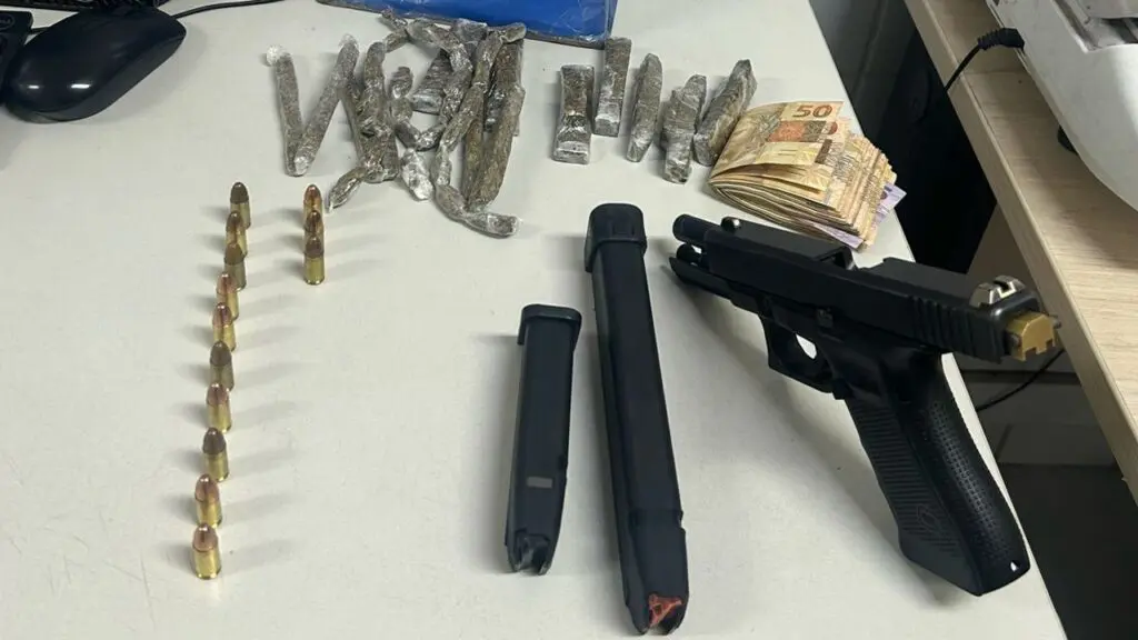 Polícia Militar detém irmãos após encontrar pistola e drogas na Serra Sobre uma mesa 40 buchas de maconha, uma pistola 9mm, dois carregadores, munições e R$ 2300 em cédulas.