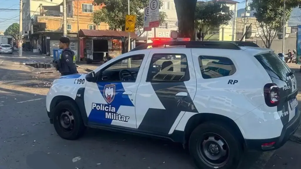 Polícia Militar apreende grande quantidade de drogas durante patrulhamentos em bairros da Serra PM apreende drogas na Serra após traficante fugir da abordagem
