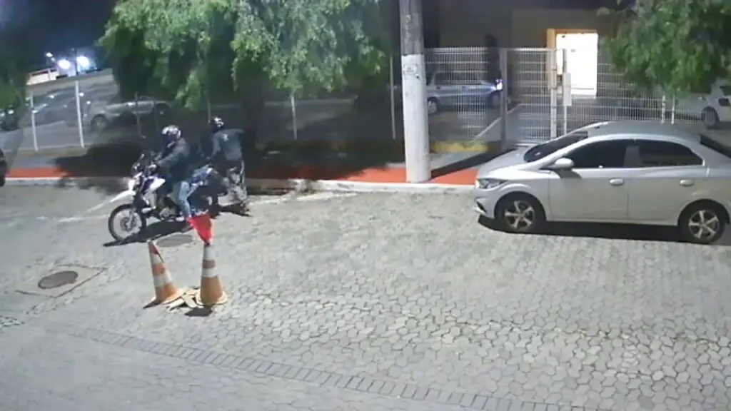 Vídeo: câmeras de segurança registram dupla furtando moto durante a madrugada na Serra Câmeras de segurança flagra furto de moto na Serra