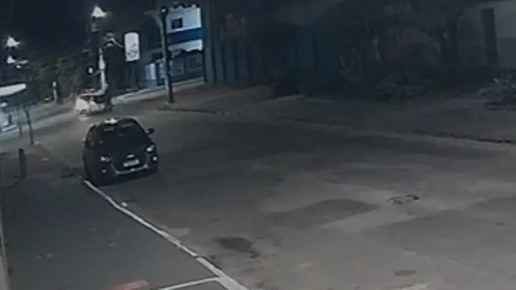 Vídeo: menores sequestram motorista de app e tocam o terror até serem apreendidos na Serra Câmeras de segurança flagraram o momento em que os menores sequestram a motorista de aplicativo e a colocam no porta-malas do veículo da vítima, no bairro São Diogo, na Serra.