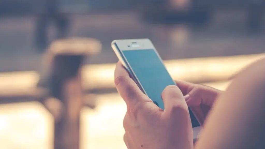 Notificação de alerta do programa Celular Seguro recebida via WhatsApp