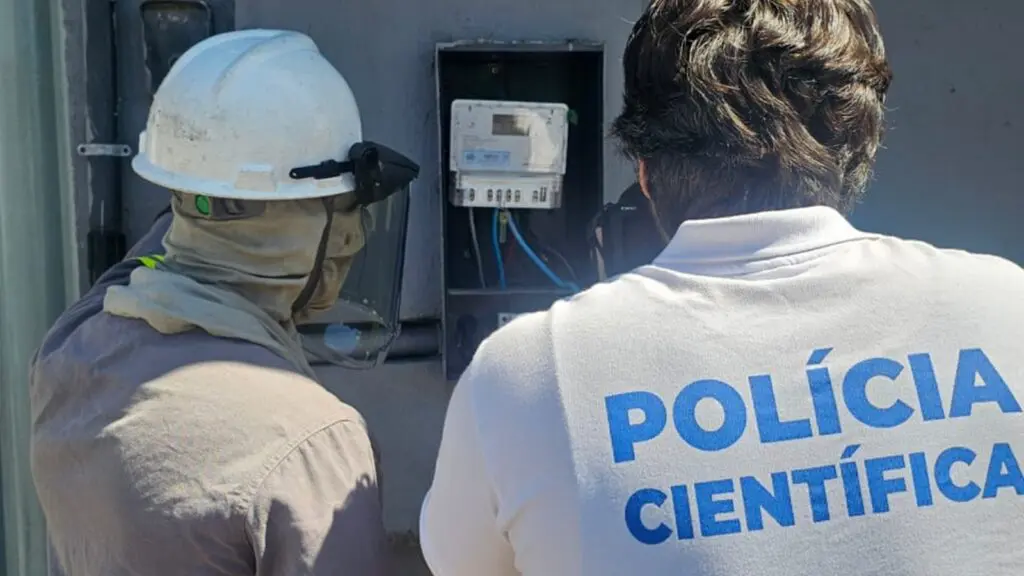 Polícia Civil e EDP flagram furto de energia em lojas nas cidades de Vitória e Serra Técnico da EDP e agente da Polícia Científica realizam inspeção em ligação clandestina de energia.