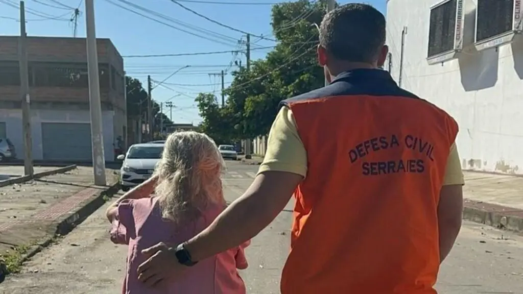 Prefeitura da Serra mobiliza para atender famílias afetadas pelas chuvas em Nova Almeida Equipes da Prefeitura da Serra atendem moradores em Nova Almeida após fortes chuvas e alagamentos.