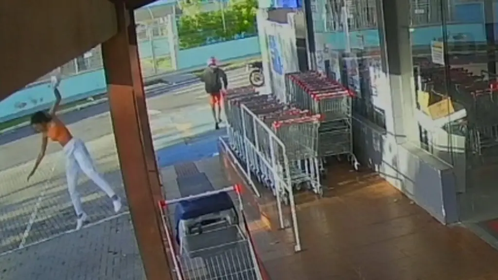 Imagem da câmera de segurança na frente do supermercado.