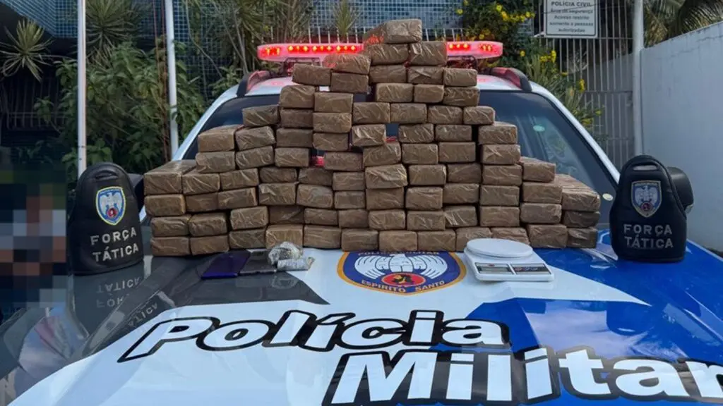 Tabletes de maconha apreendido sob um capo da viatura da Polícia Militar em Laranjeiras, na Serra.
