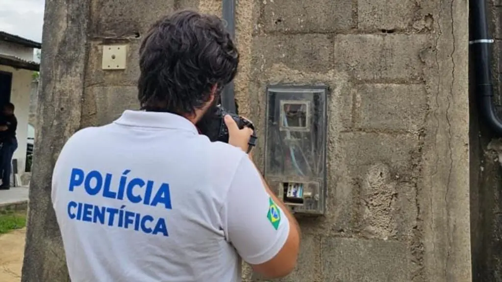 Polícia Civil e EDP flagram furto de energia em marmoraria na Serra Agente da Polícia Científica verifica medidor de energia.