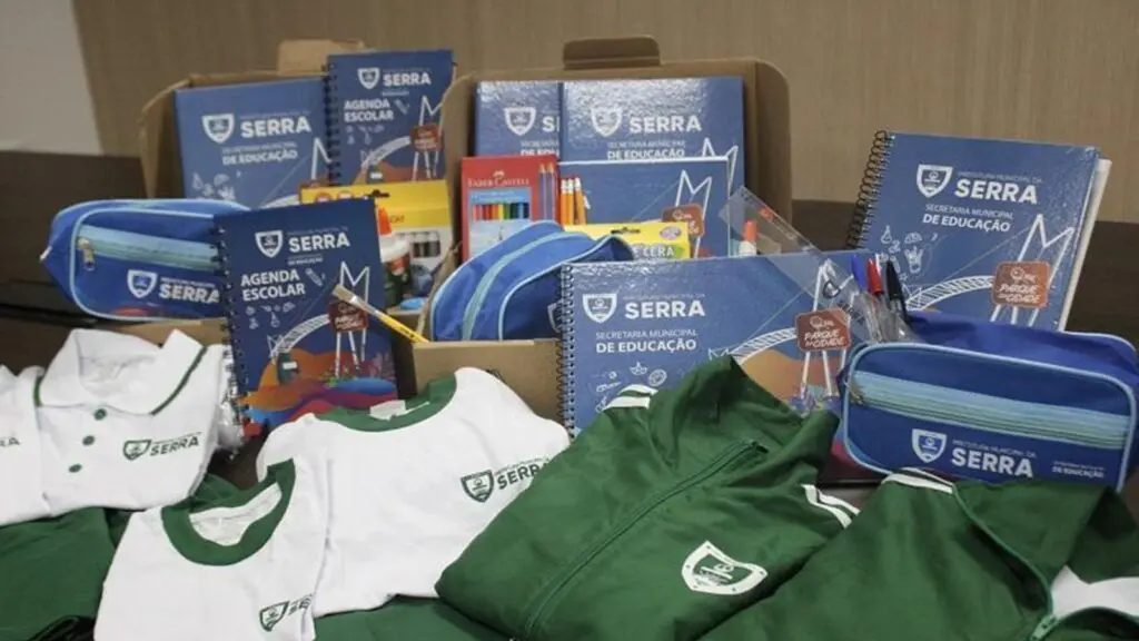 Pais de alunos questionam Prefeitura da Serra sobre novos atrasos na entrega de uniformes e mochilas escolares