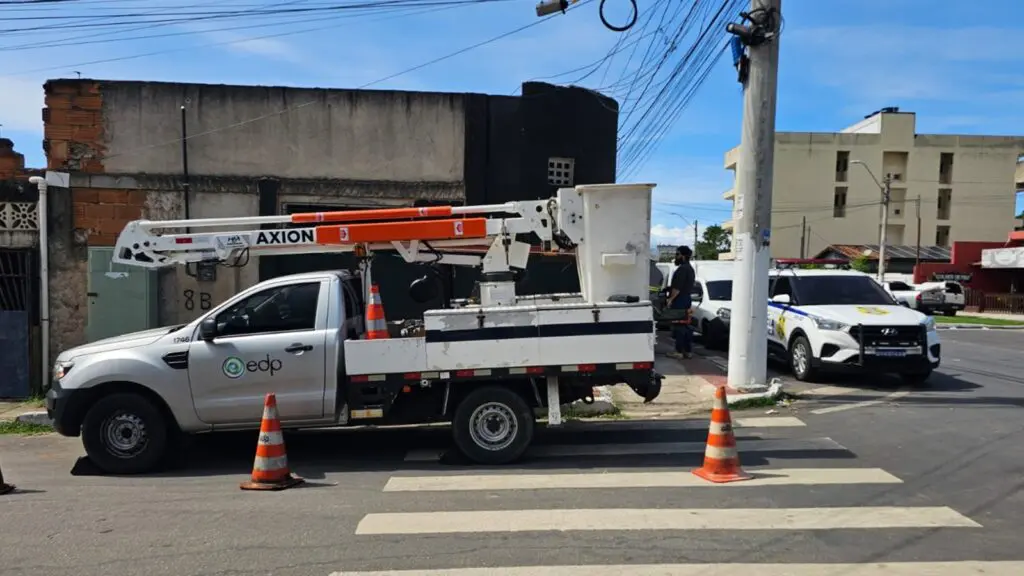 Polícia Civil e EDP flagram furto de energia elétrica em fábrica de gelo e bar em Jacaraípe Agentes da Polícia Civil e técnicos da EDP em operação na Serra contra furto de energia