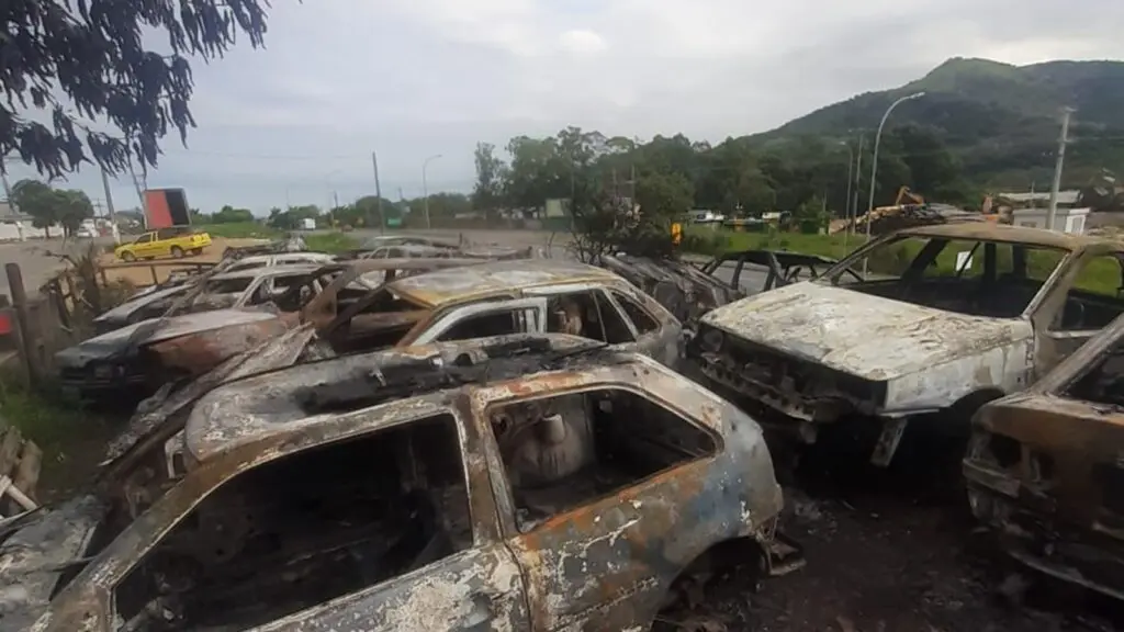 Veículos queimados após combate incêndio em ferro-velho no bairro Nova Carapina I, na Serra.